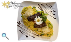 Safran-Risotto verfeinert mit Mascarpone, serviert 
                        mit Rindsfiletstückchen und Broccoli